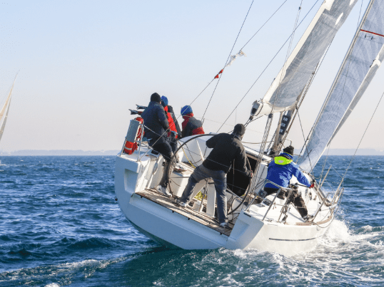 barco cambia rumbo